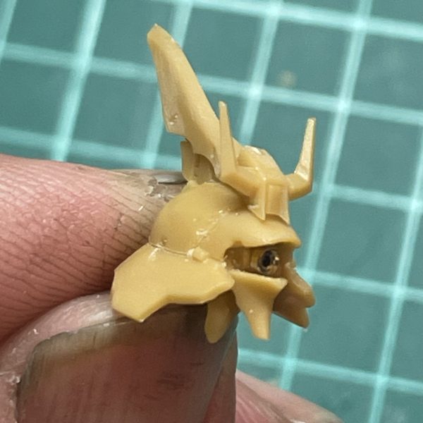 バリエントもちょいちょい進めつつ、たまには旬の物も食べたいなという事でサザビー作り始めました。デカール持ってないのでシールドのマークは0.3mmプラ板でモノアイちょうどいいサイズだったのでICピンであとは根気が持つ限り筋彫り掘り直しせっかくなのでファンネルコンテナ開こうかなととりあえず切断（4枚目）