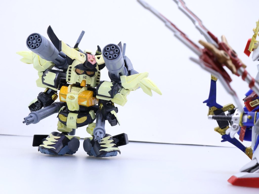 Page15「平穏とサンダー」前回までの本筋のあらすじ。シイナ・アマミチ達昇陽高校ガンプラ部は、エバーランドでの冒険の末最初のリージョン・・・ナイトリージョンの「鍵」をゲットしました。とはいえ、メガミスク戦でアマミチ達の「エバーブック」はEP・・・つまり戦うための力を失っており、再出撃には一週間を必要としたのです。再出撃までの間、やることはもちろん勉強と・・・「次にどこへ向かうか」でした。・・・ムシャリージョン。そこへ向かうことが決まります。アマミチの父・マサミチによれば、ムシャリージョンは様々な「国」が存在する多国籍な場所。・・・うん、武者とか三国伝とか創傑伝的な意味で・・・残るリージョンであるコマンドリージョンはいい意味でも悪い意味でも規律がしっかりしており、そこでドンパチとなれば現在のアマミチでは対応できないだろうと思われたのです。ただし、それはムシャリージョンも同様。マサミチが訪れた頃も小規模な合戦が大量にあったとか・・・そのため、ガングリモワールのパワーアップ計画については早急に策定、カスタムビルドに入ることが求められました。「ガンプラ部」の部室はようやく塗料を自由に使える許可が下りたのですが(もちろんエアブラシはNGでした)、大改造となれば週末に父の模型店であり全てのはじまりの場所・「ネバーランド」にこもる必要があったからです。「・・・待ってたぜ。お前らよ。」そうこうしてナイトリージョン脱出!ありがとうシャインアーサー!となったその日。「ガンプラ部」の前に立ちはだかったのは一体のガンプラ。「ブリッジ」の一人と名乗るサンダーガンダムでした!