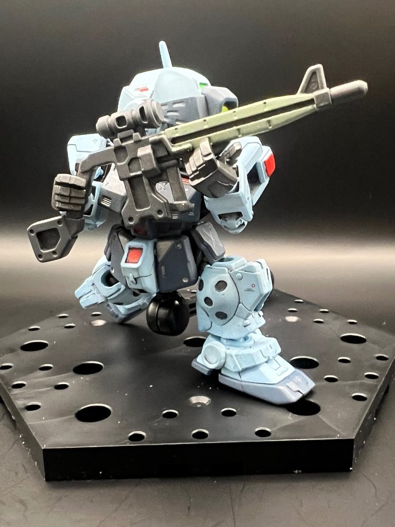 スナイパーライフルを構えて。うるさくならない程度にデカール貼ってます。手持ちのコーションデカールから適当に。