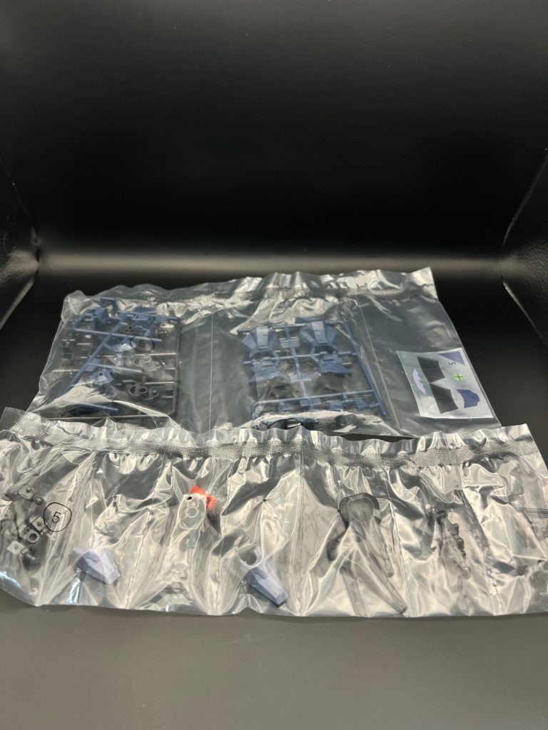 パーツはこの程度の量ですし、合わせ目消しやあとハメ加工、肉抜き穴埋めの練習などもちょうどいい難易度であるため、ほんとオススメです。