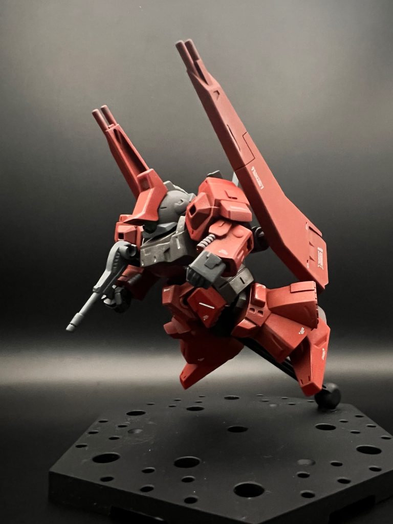 シュツルムディアス。SDで作れるのはモビリティジョイントだけかと。めちゃくちゃ肉抜きあるんですが、塗装練習を優先してそのままに。実は赤リックディアスと若干赤色を変えて塗ってます。写真だと分かりにくいですが…