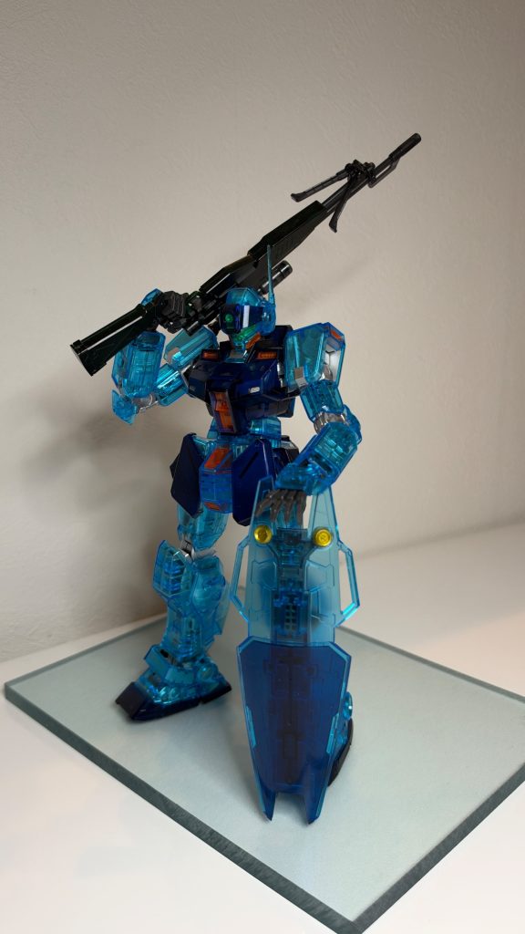 内部フレームは黒系だったのでクリアパーツが沈んで見えたので、シルバーに塗り直し(gundam-kao2)クリアが際立ってなかなか満足(gandam-hand1)