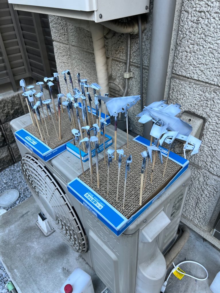 黒立ち上げでエッジに影が残るように複数回に分けて塗装。以前の0.35mm口径の安いエアブラシでは出来なかった細かな塗装が出来るようになって道具の違いを実感したのもこの頃です。