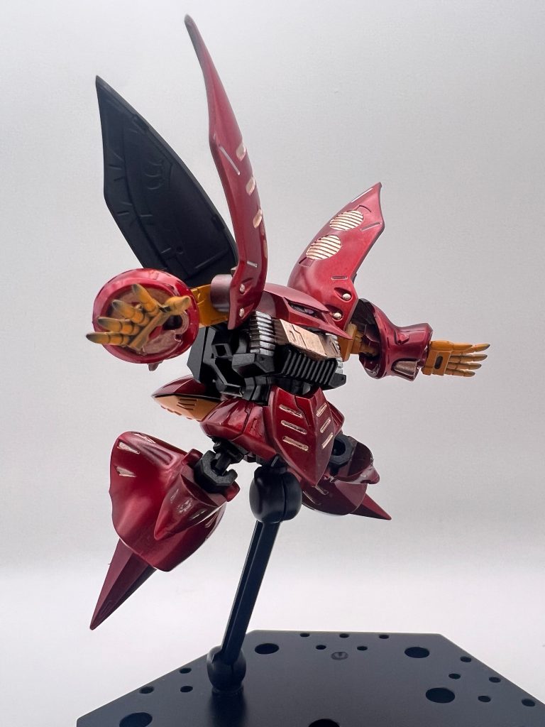 キュベレイは、プルツーカラーに寄せて塗ってみました。赤の部分は黒サフ→シルバー→クリアレッドで。イエローの部分はゴージャスにしたくてゴールドを筆塗り。