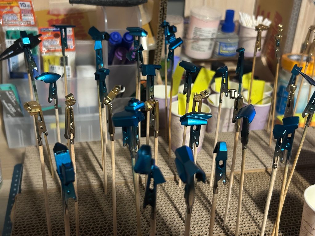 今回は水性黒サフを吹いてから塗装。塗料はガンダムマーカーのコスモメタブルーです。