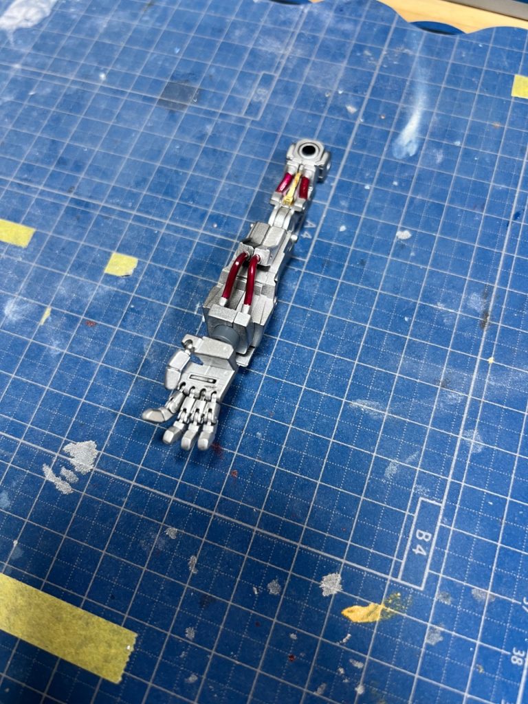 腕のパーツも赤いコードは水転写塗料のワインレッドで筆塗り。&nbsp;