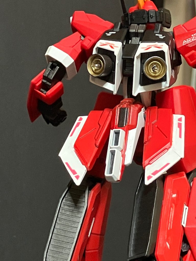 問題の欠品バインダー基部。Ζプラスの脚部ビームカノンをベースに改造。バーニアパーツでそれとなく増強パーツ風に仕上げてみました。