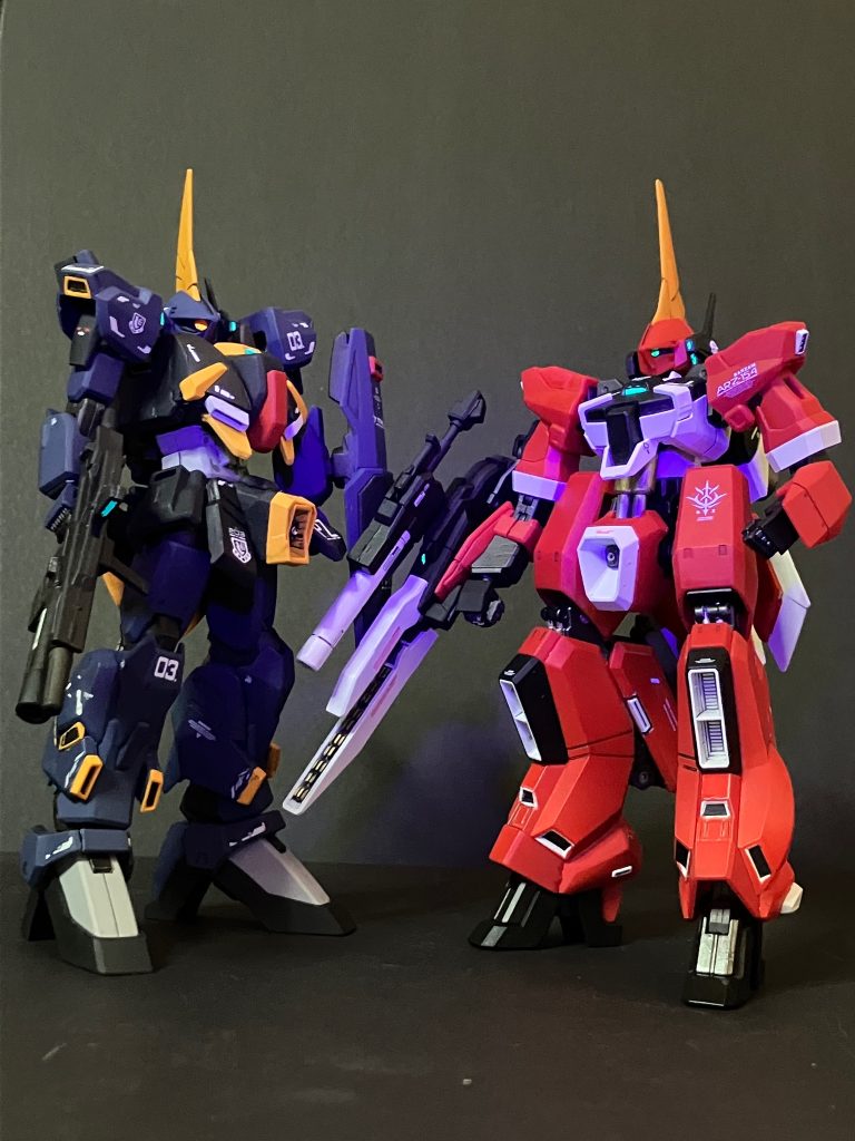 先月作ったペズンバーザムと2ショット。鹵獲仕様の足先がもう少し大きくても良かったんじゃね。赤鬼青鬼みたい