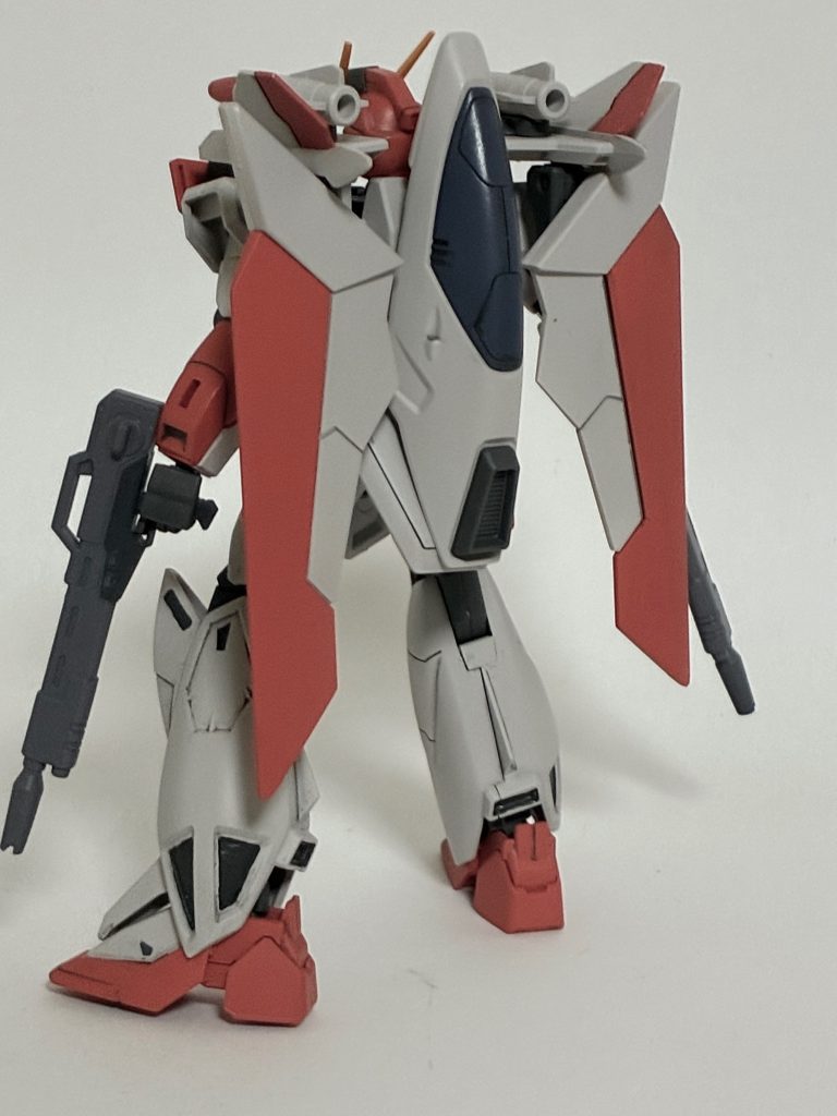 最新ならミサイルや腰サイドアーマーも色分けされるんでしょうね塗り分けのため、基本ラッカーで、調色した水性とエナメルを部分筆塗りしました