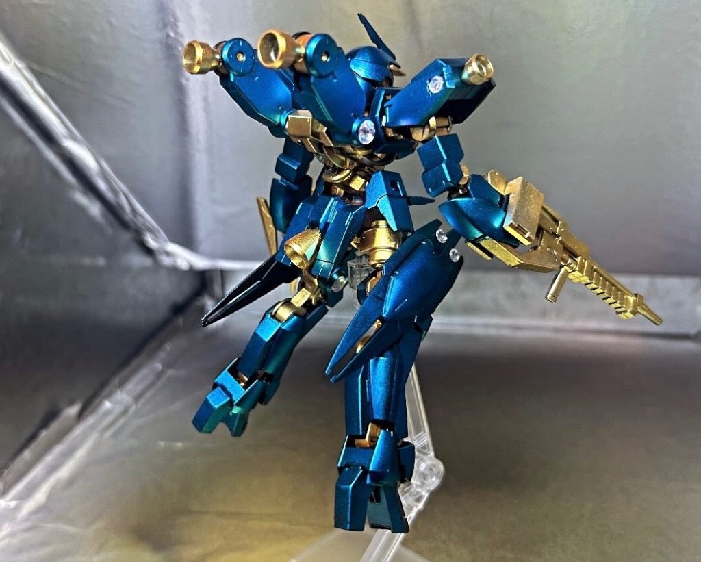 ゴールドに塗装した内部フレームが装甲の隙間からチラ見えするところが気に入ってます。