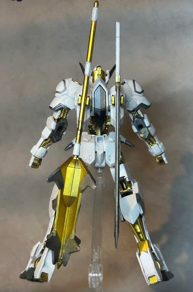背面。メイスや太刀の色分け塗装に挑戦してみました。