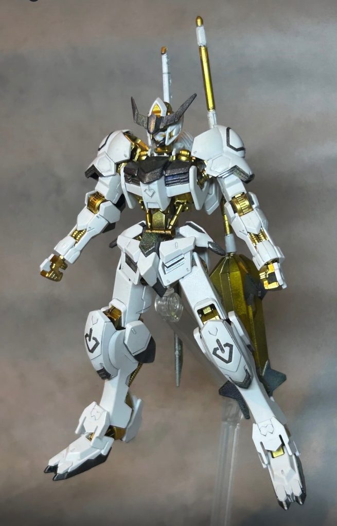 内部フレームはゴールドにしました。動力パイプの色分けはまだ難しいと思ったので、今回は見送りました。