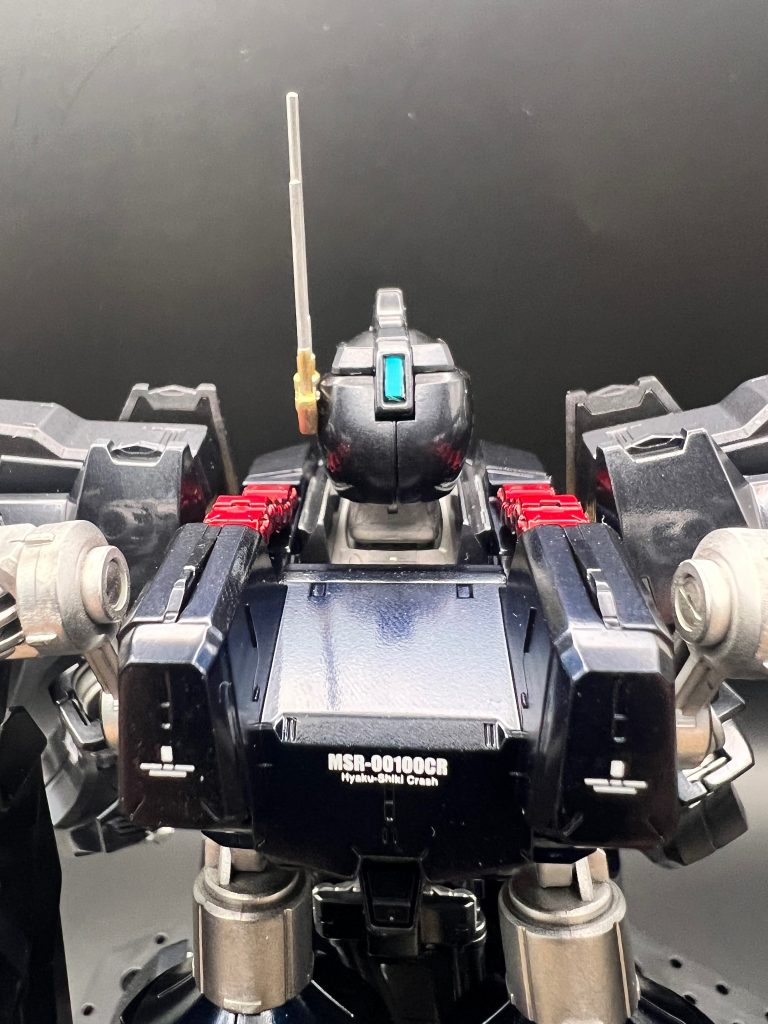 パイプの部分は、黒サフ→EXシルバー→クリアレッドで塗り、色分けで水性塗料のスーパーファインシルバーを塗ったあと、エナメルの黒で墨入れしてます。