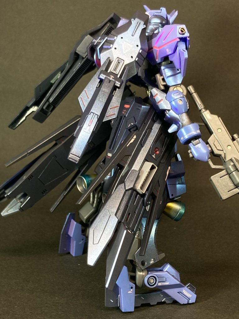 横から。&nbsp;　サイドアーマーはアレンジしてしまいました。サーベルのホルダーになっている設定ですが、それ以外にも何か機能がありそうに見えたらいいかな？と。ビルドブースターのパーツ等を使っています。　リアクターの両側のバインダー(？)もアレンジしてしまいました。こちらは、レギンレイズジュリアのパーツ等を使っています。