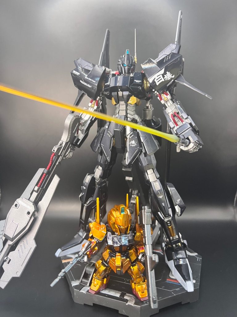 塗装練習で作ったモビリティジョイントの百式と並べて飾ってます、ディスプレイも筆塗りで塗ってみました。