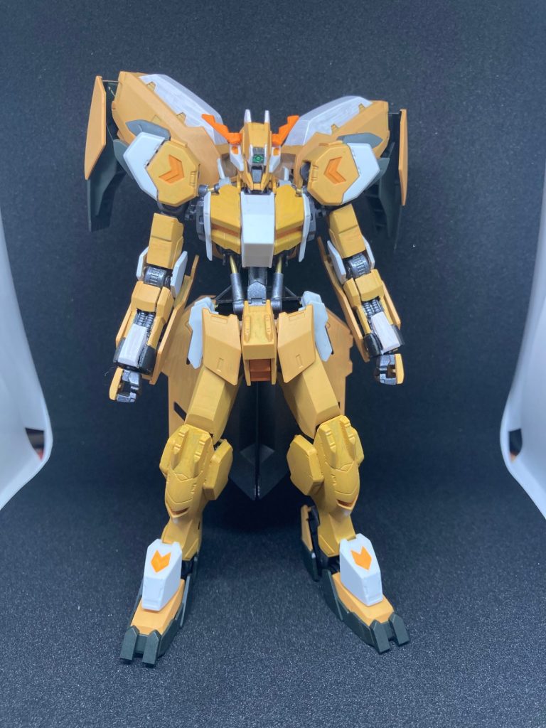 ガンダムフレームはガンメタルで塗装し、メインの外装は今回使用した「Arrtx」で全体塗装。改修ポイントは腹部、腕、脚、とバランスを見て延長してます。