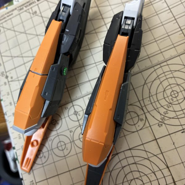 右脚がひと段落…！汚いところもあると思いますが、サフふいてチェックしていきます（3枚目）