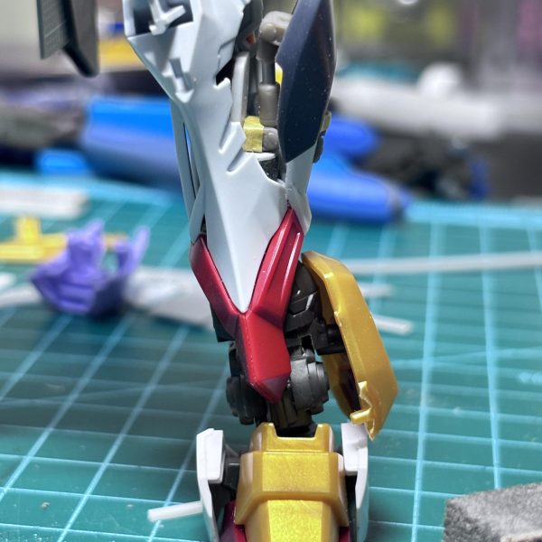 骨組みはジークアクス。フェイスパーツはお気に入りのファラクトを加工し、そのたジャンクパーツからパーツフィッティング率が高いものを選択し、アウトライン考案中です（4枚目）