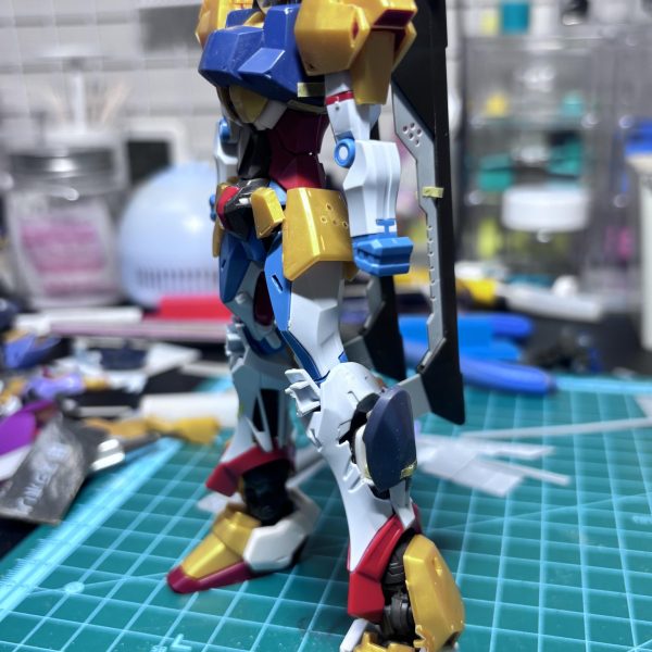 骨組みはジークアクス。フェイスパーツはお気に入りのファラクトを加工し、そのたジャンクパーツからパーツフィッティング率が高いものを選択し、アウトライン考案中です（3枚目）