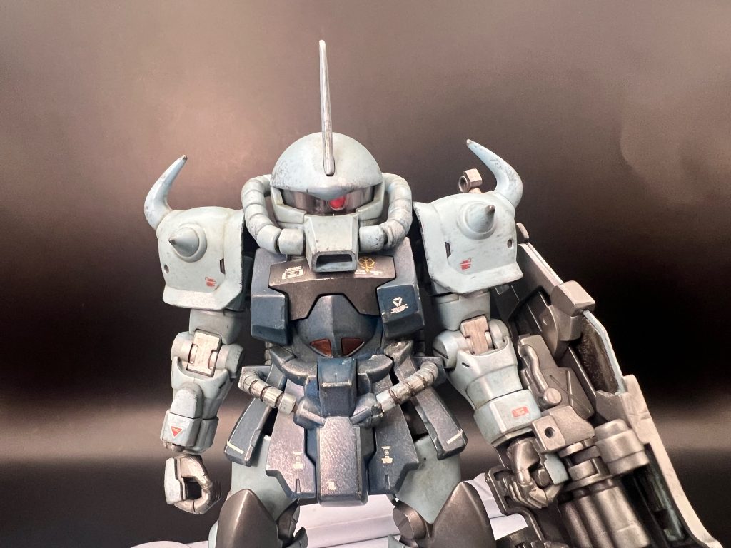 頭はMG、それ以外はHGのパーツです。10年前に無塗装にデカール貼ってトップコート吹いただけの機体でしたので、塗装もしようか？と考えたのですが、関節もパイプ系の軟質パーツも劣化してたので、今回は塗装せず。ウェザリングカラーのシェイドブラウンでフィルタリングして、エッジの部分に焼鉄色・シルバーでチッピング、その後ウェザリングマスターで金属感や傷んだ感じにしてます。