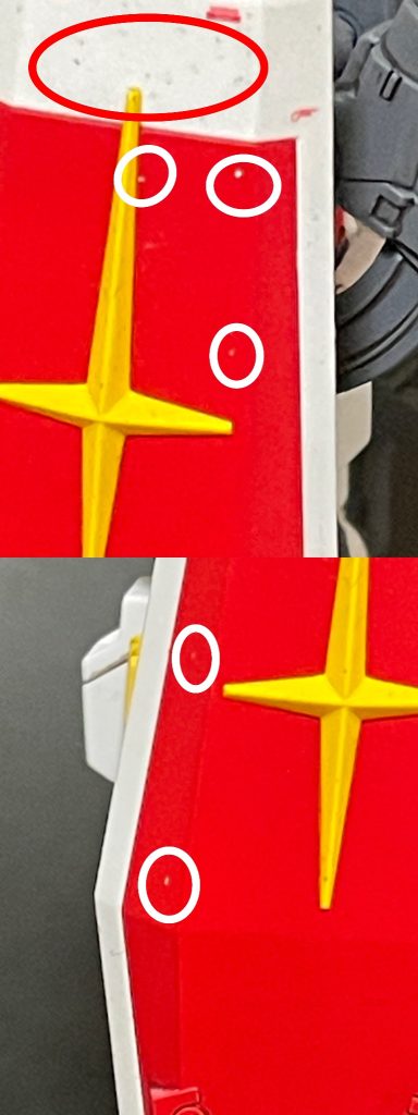 赤丸の部分に変なホコリ？ゴミ？が付着。白丸の部分は塗膜ハゲ(多分)これは修正しません。