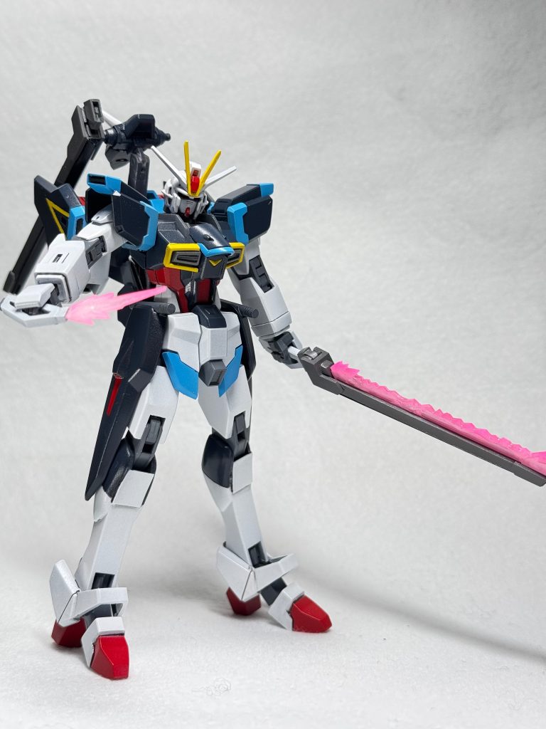 専用の武器キャノンソードを構えて。オリジナル設定としてグリップは引き抜くとビームブーメランになるという解釈をしました。ビームエフェクトパーツは自作してみました。