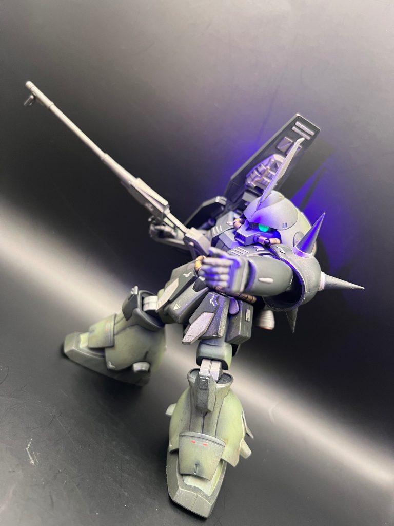 サムネ画像です。フロントスカートにイフリートナハトのフロントスカートのジャンクパーツを刻んで貼り付けてます。同様にシールドの裏側にはMGヘイズル2号機で大量に余ってるパーツを切り出してディテールアップパーツに使ってます。ただ貼るのではなく、少し掘り込んでから貼れば良かったかなと…