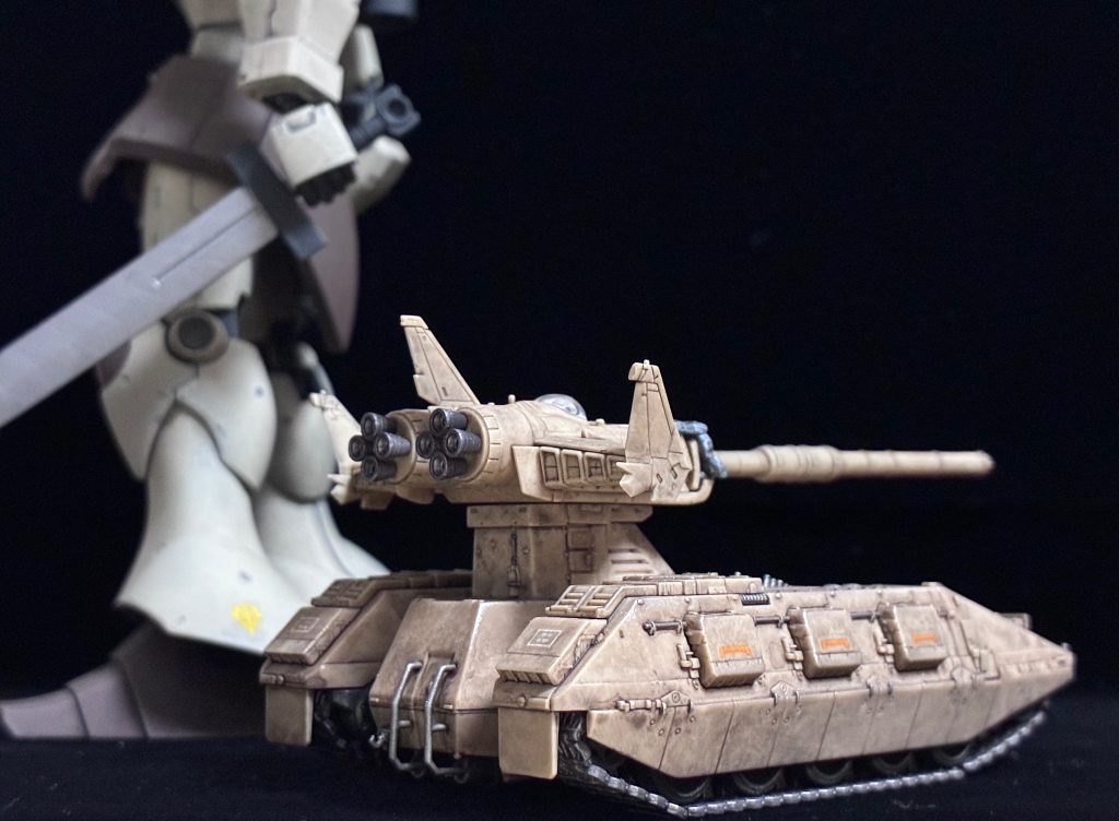 デザートカラーのギャンとの待機シーンで〆。ご覧いただきありがとうございました。カラーレシピ：バーニアノズル、キャタピラ、機関砲：ガンダムマーカーヘビーガンメタリックフック、はしご等：ファレホメカカラーダークスチール車輪：ファレホプライマージャーマンパンツァーグレー