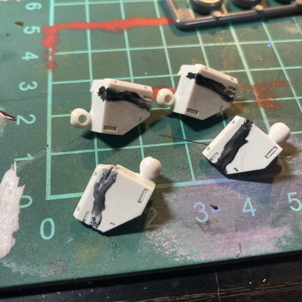 ガンダム要素を減らす作業｡テキトーにプラ板塞ぎをして､肩のモールドは一部埋めてモールドを減らします｡今回はガンダムを弱く作るのがコンセプトなんでガンダム要素は出来るだけ減らします。（2枚目）