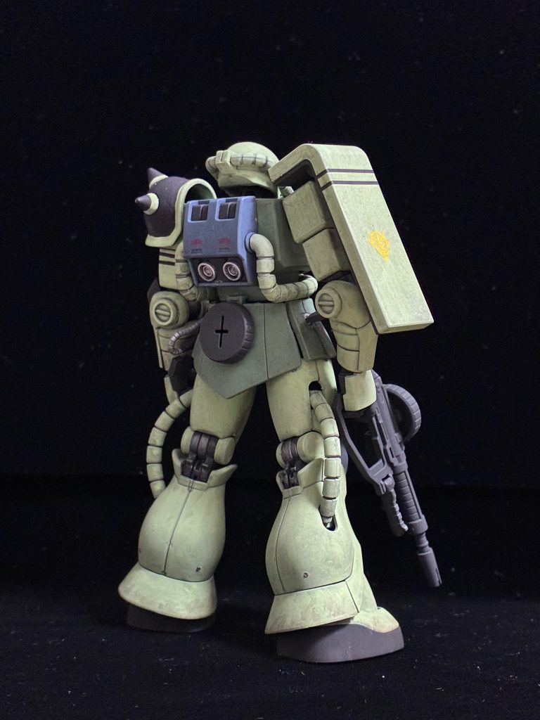 背面。バックパックは元キットをベースにバーニアノズルを変更しました。MG2.０を参考に埋まっているタイプのノズルに変更しています。コトブキヤの丸モールドⅣを使用しました。また、バズーカラックのスカスカ感が気になったので、いっそのこと隠してしまえと思い、腰にマガジンを取り付けました。