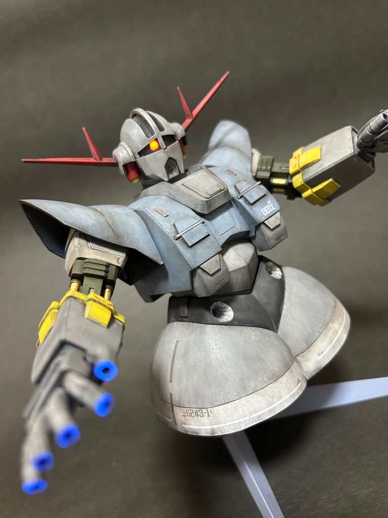指先とモノアイに蛍光塗料