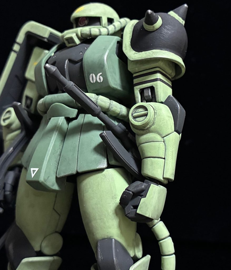 3つ目の特徴であるスパイクアーマーも塗装しました。こちらはマスキングもちょっと難しそうだなと思い、筆塗りで頑張りました。二の腕の黒ラインはデカールです。また、肘部にもマルイチモールドを追加しています。コトブキヤのマイナスモールドⅣです。そのままでは高さがありすぎるので削り込んでいます。&nbsp;
