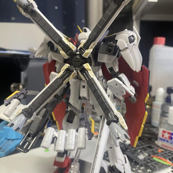 全面のマントの改造とバックパックの改造が終わりました。マントはのっぺりしていたのと、設定だと端切れを積層したと書かれていたのでラインを増やしたりプラ板を貼ったりしました。マント裏ものっぺりしているので同様にラインを追加したりしています。バックパックはバーニアをビルダーズパーツを使い強化。エンジンブロックはプラ板と市販パーツでディテールアップしています。裏にある肉抜き穴をパテで埋めました。ディテールアップ案を考えるだけでえらい時間がかかった…（2枚目）