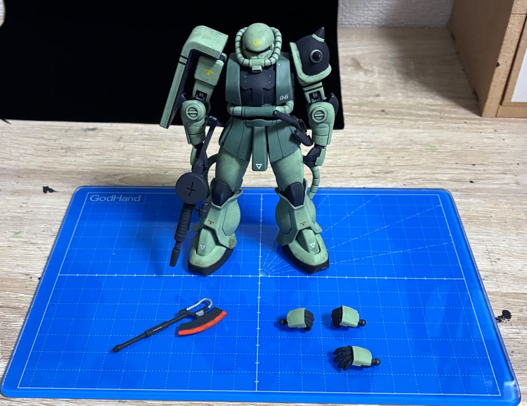 付属品一覧。漫画の中で使用していたのがマシンガンとヒートホークのみでしたのでバズーカは用意しませんでした。