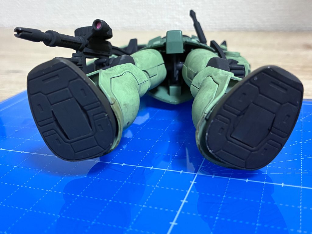足裏もMG2.0に合わせて手を加えました。元々はノズルのディテールがありますが、それを削り飛ばしてプラ板で塞いでいます。以下、簡単にポージングです。