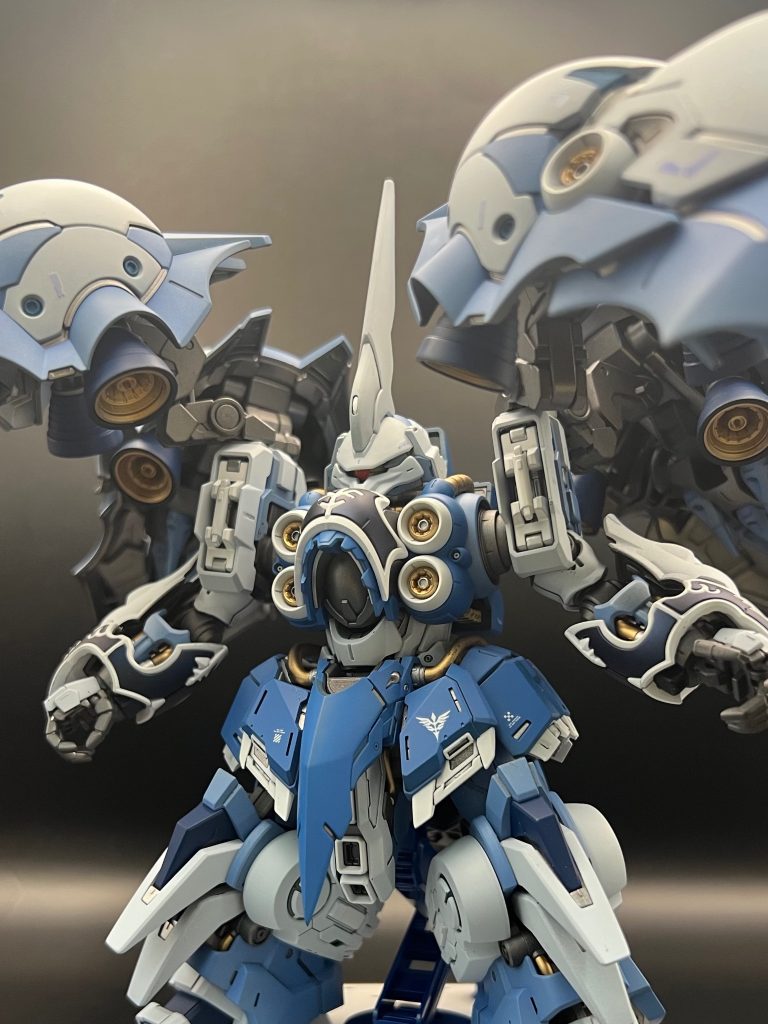 胸部のアップ画像。置き換え色のカラーレシピはこちら↓ライトグリーン→ペールブルーグリーン→アルカナメタリックブルーダークグリーン→スティレット装甲ブルーとフタロシアニンブルーをほぼ1対1で調色ダークブルー→フタロシアニンブルーブラック→プリズムブルーブラックホワイト→EXホワイトイエロー→スーパーリッチゴールド&nbsp;フレームは、グレーパーツでKランナー以外→サーフェーサーエボガンメタKパーツ→スターブライトアイアンシルバー→スターブライトシルバー&nbsp;トップコートはスーパースムースクリア&nbsp;基本黒サフで、ライトグリーンとダークグリーングリーンのパーツは淡い青色で塗りたかったので、EXホワイトを一度挟んでます。グリーン部分も黒サフからEXシルバーを一度はさんでます。