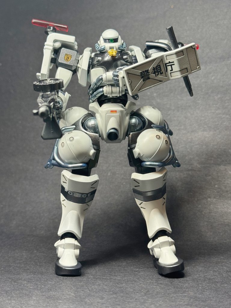 One day when browsing online, I found someone has modified their Police Zaku into a mobile suit of the Tokyo Metropolitan Police. I found the idea very fun and decided to give it a try myself.&nbsp;