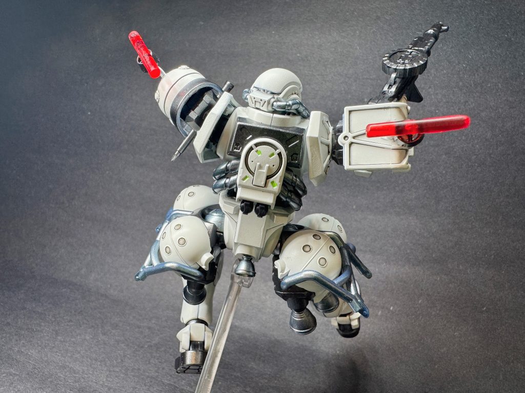 Here is the back view of the same pose. Still looks awesome!(zaku-kao2)