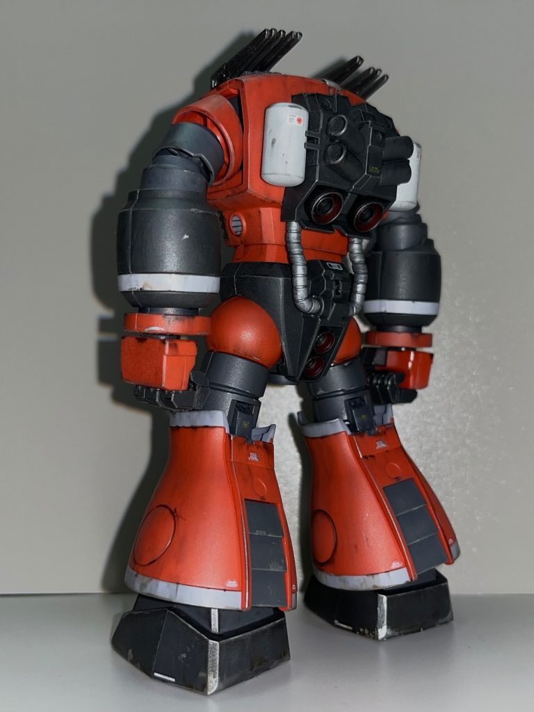 リアルタッチマーカーグレー3、ブラウン、ガンマカシルバーで汚し(ウェザリング塗料はシンナー不足による品薄で買えず(gundam-kao9))仕上げに全体をガンマカシルバーでドライブラシするとうっすら金属光沢が出ていい感じになりました✨難点はブーメランと股関節を動かすと塗装が剥げること、、&nbsp;