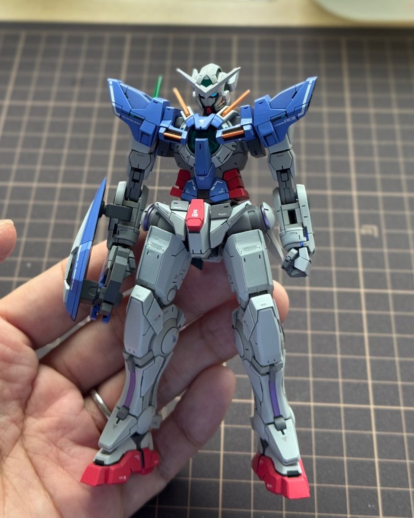 ツインアイも蛍光カラーで塗ったのでちゃんと発光！エクシアはPG、MG、RGとたくさんラインナップされてますがHGをあえて改修することで、色んな経験になりました、楽しかったー！