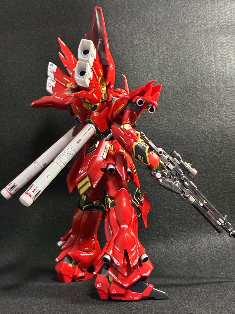 手持ちの100均シールで他のキットにはあまり使えないのがありましたが😅シナンジュにはしっくりきたので､ここぞとばかりにほぼ使い切りました😊部分塗装はゴールド多様してます😊