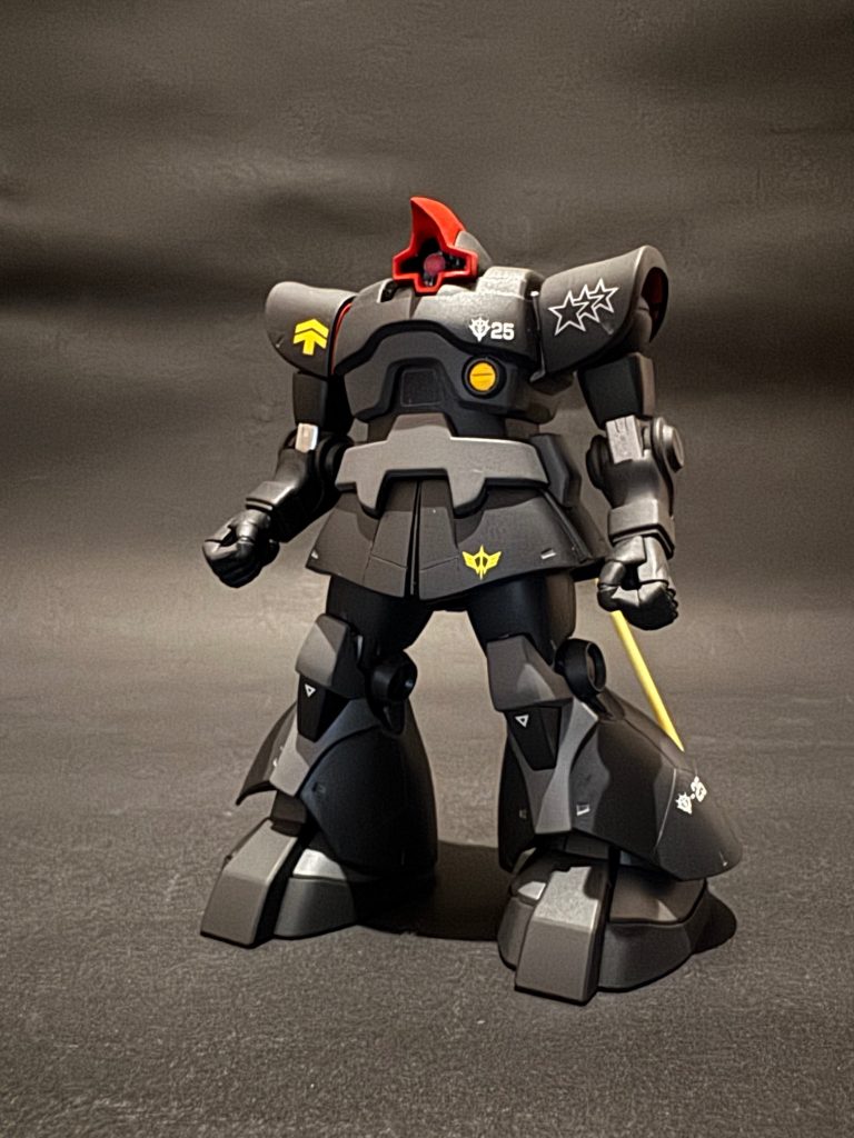 まずはガイアの機体から最初にドムを手に入れた時、ガトーのドムを作ろうかな？と思ってましたただ、塗装が違うだけで、隊長機としてはなんかな〜と思うし、隊長機だからといって角つけりゃいいってもんでもないし…そんなこんなで月日は流れ、0083がアマプラ(Netflixだったかな？)で見れるようになり、なんとなくみていると、ガトーのノーマルスーツのヘルメットがなんとなく鶏冠ぽいじゃないですか！ドムで隊長機を作るなら、これだ！っと思った次第…そんなこんなで2機目のドムが手に入り、だったら3機手に入れ黒い三連星を作ろうと思ったわけで…