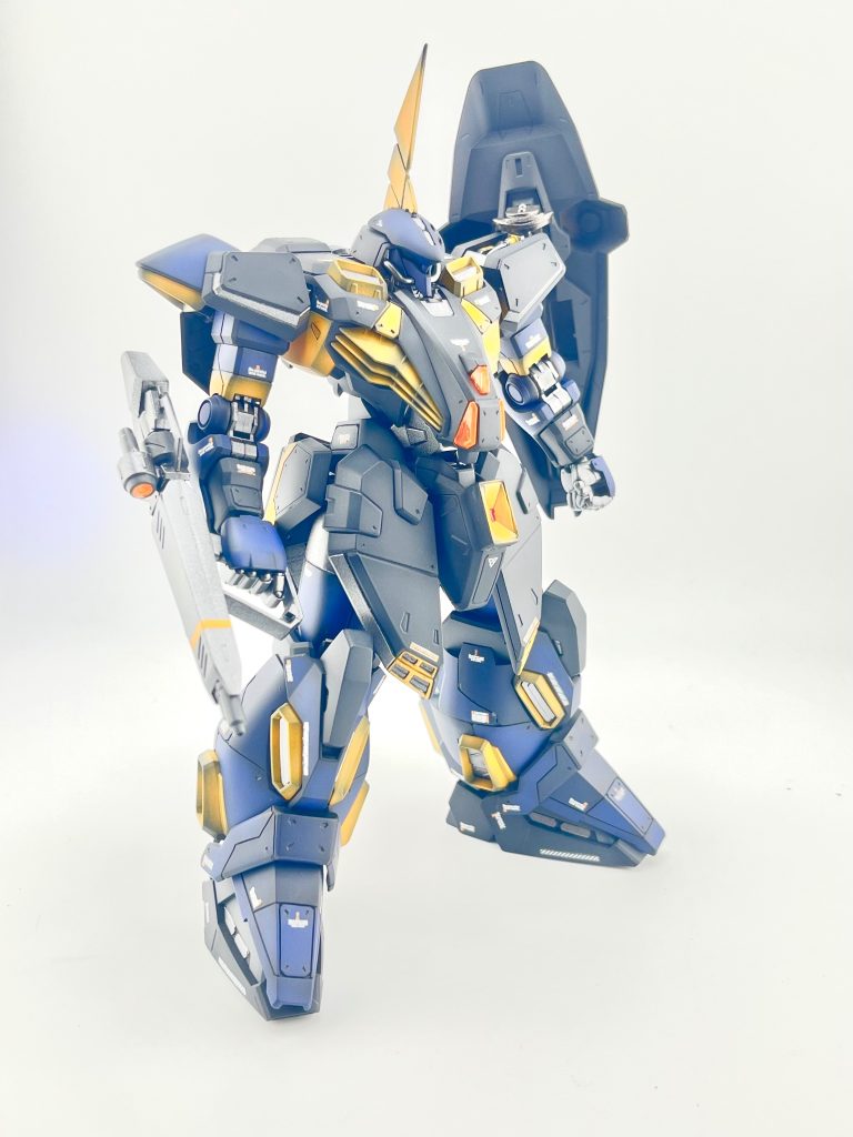 前に作ったF型より直線的で洗練されたイメージだったのでリベットモールドは無しで、連邦チックなモールドをマシマシにしています🤩トサカはプラ板で🙄