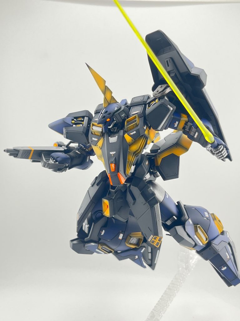 ビームライフルはグリップの位置変更、肩アーマーは左右逆にしてスパイクアーマーはオミット、シールドは純正ジョイントを加工して股間の何かしらはプラ板から自作、バーザムに寄せて安定のティターンズカラーのグラデーションです😍