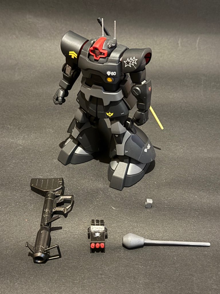 武器を外せば、外せばガイア機同様、頭部だけしかいじってませんショートバズーカは単純に砲身を短くして弾倉？を腕に干渉しないように反対にくっつけて、潔くスコープを外しましたショートバズーカ、ハンドグレネードユニットは出来上がってみたらジョニー・ライデンのゲルググの武装真似たみたいで恥ずかしい…