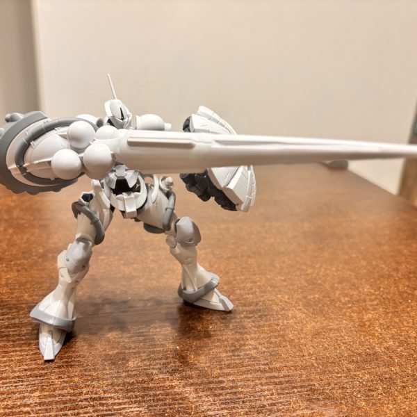 キットのウリでもあるハクジが組み上がり装備しました。付属のスタンドでディスプレイしていたのですが・・・なんとスタンド無しで自立します😆1/144サイズで軽いからか、最新キットで関節がしっかりしているからか。後者なら武器やシールド重すぎてかまえられない古いMGをどんどんリニューアルして欲しいです😊（2枚目）