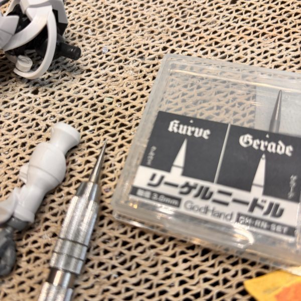ギャンの膝です。合わせ目消した時に浅くなったモールドをほりなおしです。いつもはやりません。面倒くさいので😅でも、毎回毎回墨入れの時に後悔します。なので今日はやってみました🌟我が家にやってきたニュー工具「リーゲルニードル」。曲線用と直線用の2本セットです。今までいきなりタガネでスジボリしていたのですが、どうもニードルでうっすらほったところをタガネでほりなおすが正解だそうです。どうりで今までガイドテープ使ってもブレていたわけか。今回は曲線用を使用。今まで何かの「針」を使っていたのですが段違いに使いやすい!サクサク曲線がほれる!しかもフリーハンドで😊少しレベルアップできた気がした日曜日の朝でした🌟(2枚目)