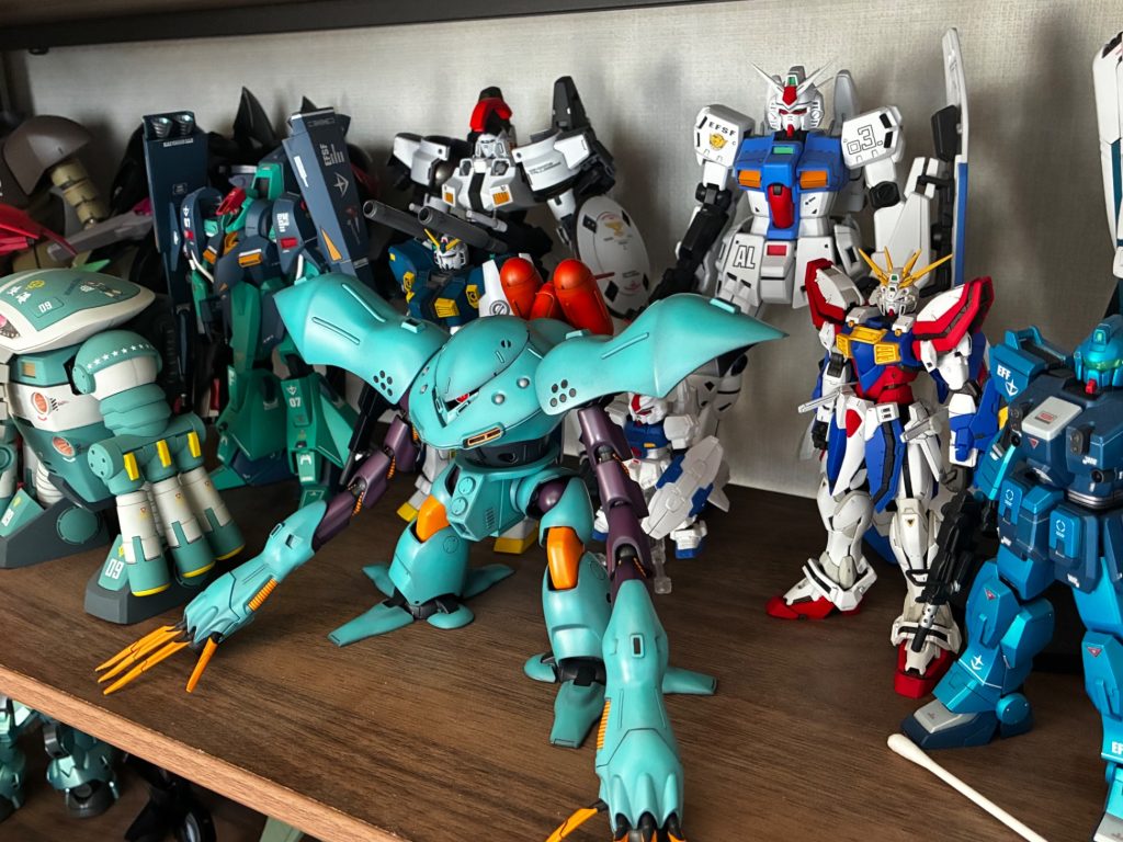 飾り棚にてあまりにも大きくガンダムなど比にならない