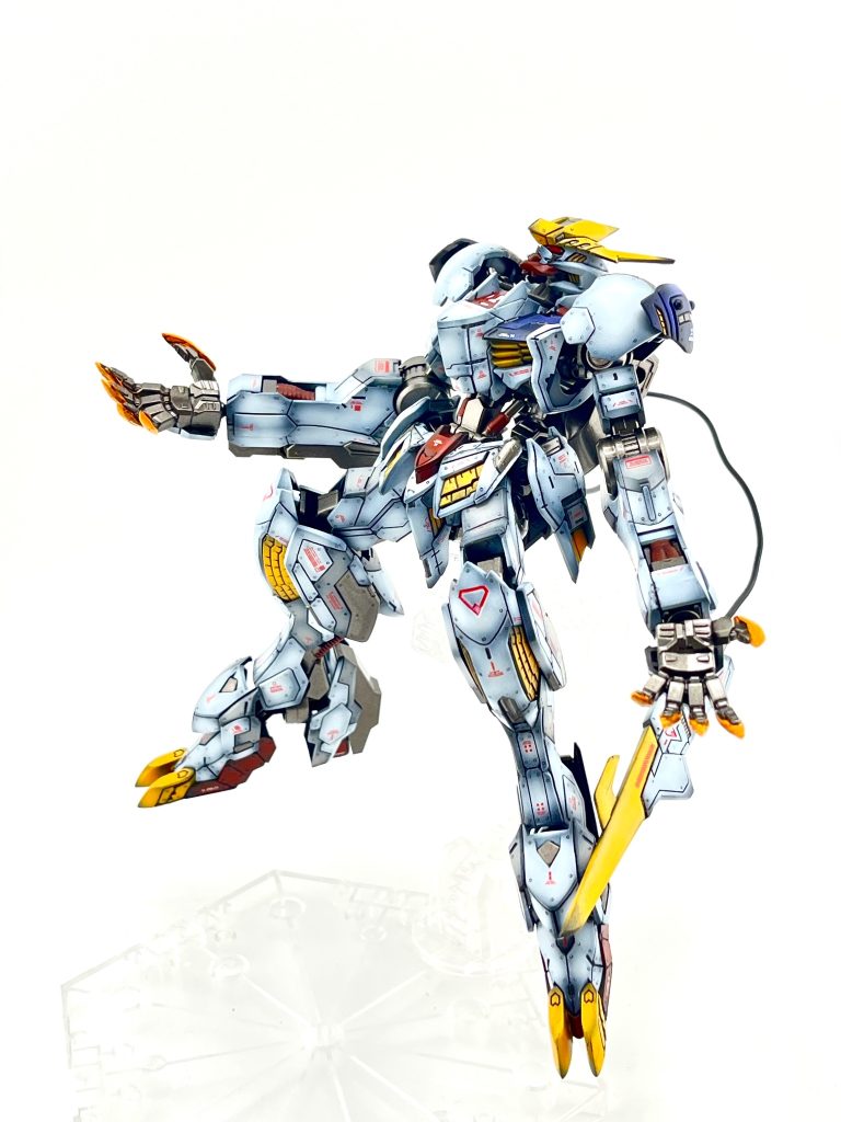 ディテールとリベットモールド追加で濃いグラデーション、あえてブラックのスミ入れとデカールマシマシでウェザリングはどうしよかー。。やっぱ悩みますよね🤔
