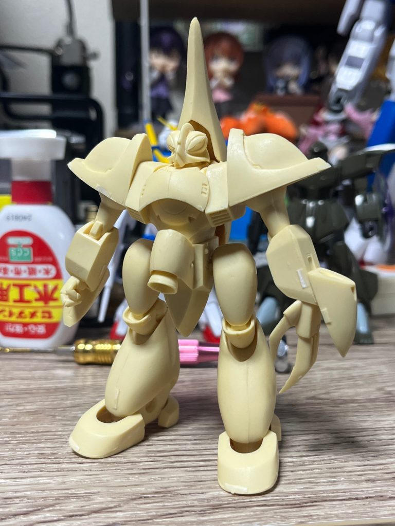 ここからは、制作過程を掲載しようと思います。&nbsp;まずは仮組み段階の図です。先程のと比較してわかる通り、プロポーションは本当にこのままなのです。原型の良さが伺えます。&nbsp;ですが、可動できないのはやはり寂しいので、ここから強引に関節を仕込もうと思います！